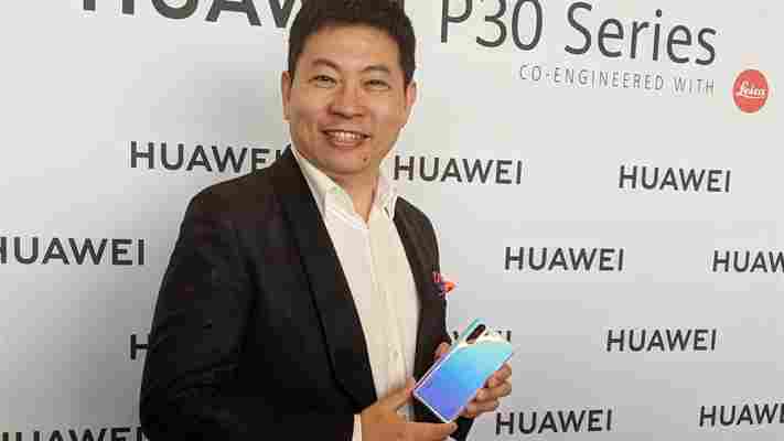 Náš skládací Mate X je lepší než konkurence, říká šéf Huaweie Richard Yu
