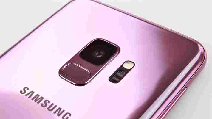 Samsung S9 odstartoval skvěle, prodeje však spadly na rekordní minimum
